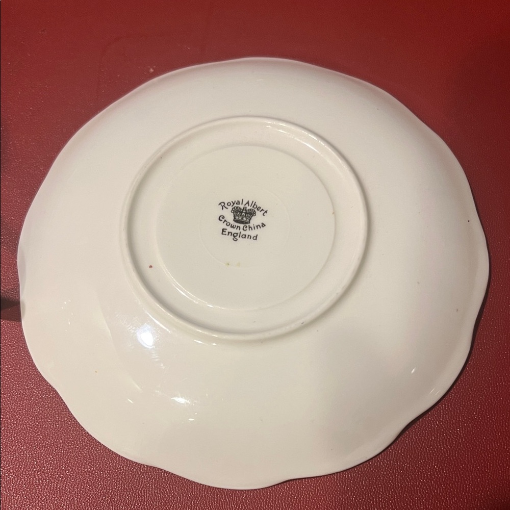 # 0580 + Royal Albert Crown Bone China Red and Gold Teacup and Saucer Set - Picture 4 of 12